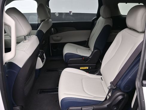 New 2025 Kia Carnival SX w/ SX Dark Edition Package FWD image 29
