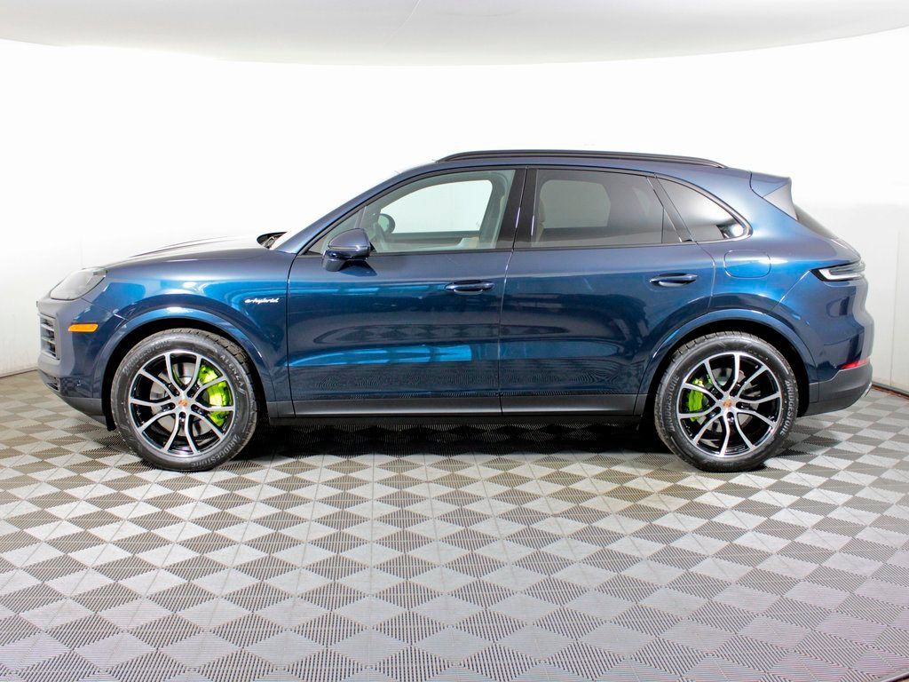 Certified 2026 Porsche Cayenne E-Hybrid AWD/4WD image 2
