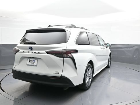 Used 2024 Toyota Sienna XLE w/ XLE Plus Package AWD/4WD image 6