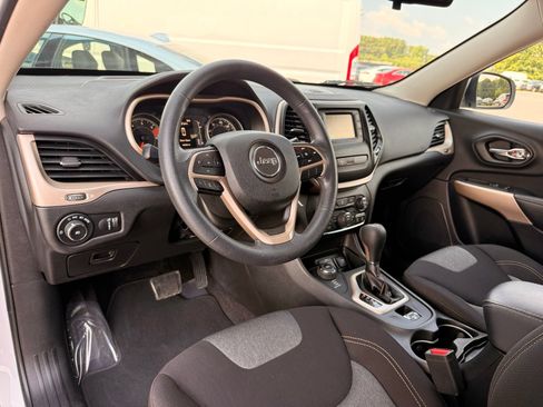 Used 2018 Jeep Cherokee Latitude w/ Safety Group AWD/4WD image 16