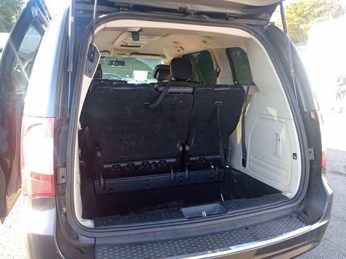 Used 2014 Chrysler Town & Country Touring image 10