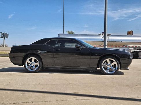 Used 2011 Dodge Challenger RWD image 4