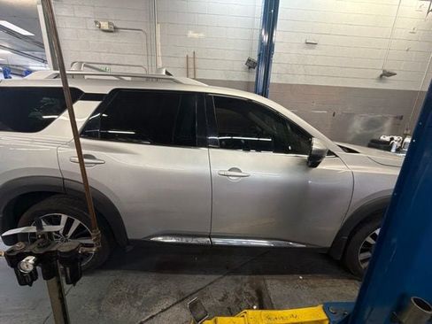 Used 2024 Nissan Pathfinder Platinum FWD image 6