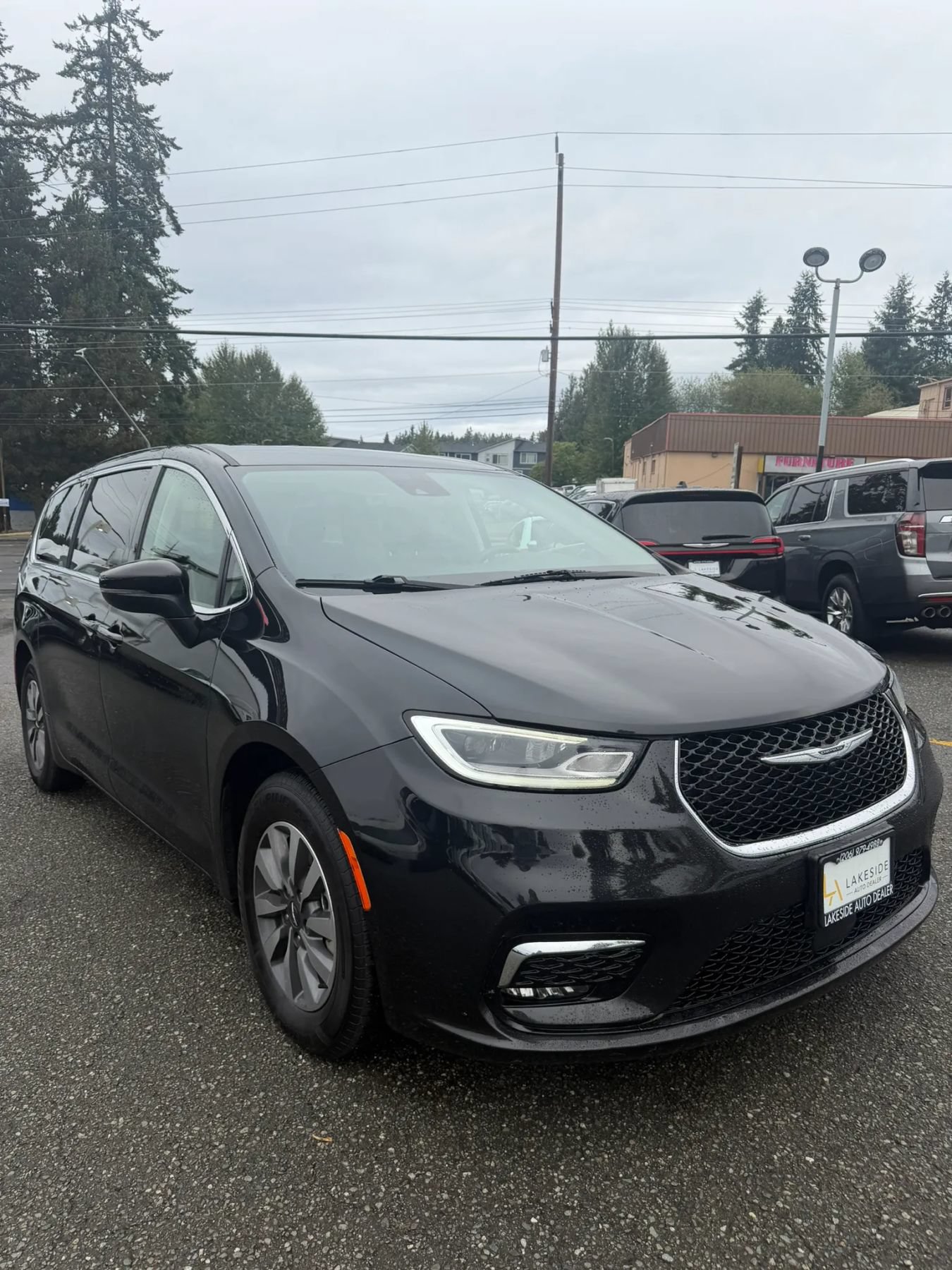 Used 2023 Chrysler Pacifica Touring-L FWD image 3