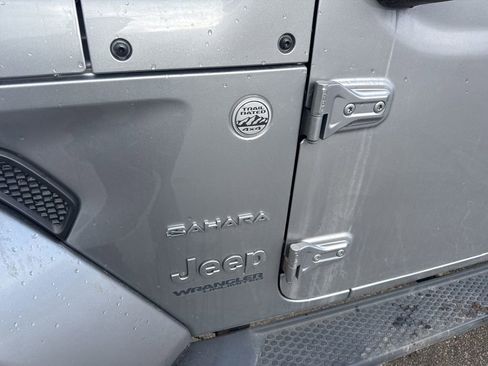Used 2018 Jeep Wrangler Unlimited Sahara AWD/4WD image 32