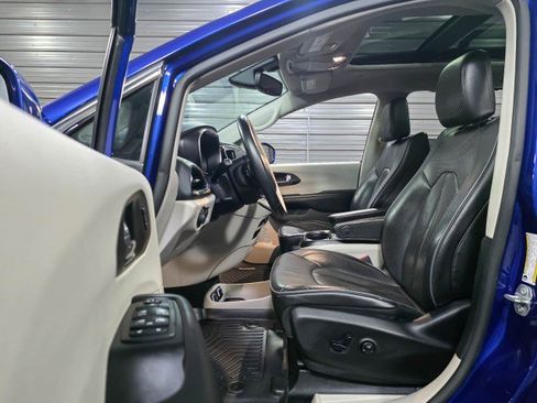 Used 2020 Chrysler Pacifica Limited image 13