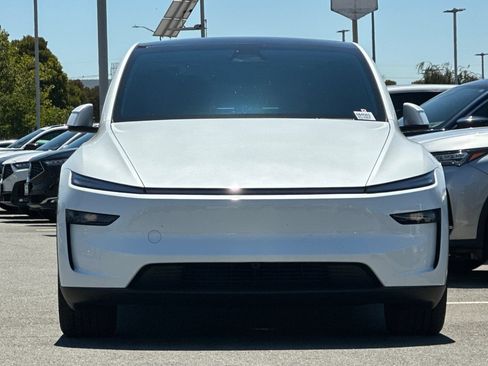 Used 2026 Tesla Model Y 2WD image 9