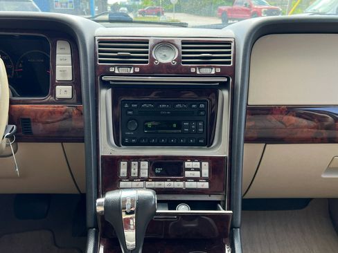 Used 2006 Lincoln Navigator Luxury RWD image 21