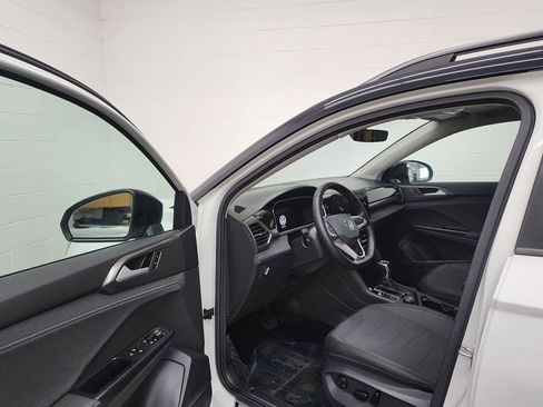 Used 2025 Volkswagen Taos SE image 11