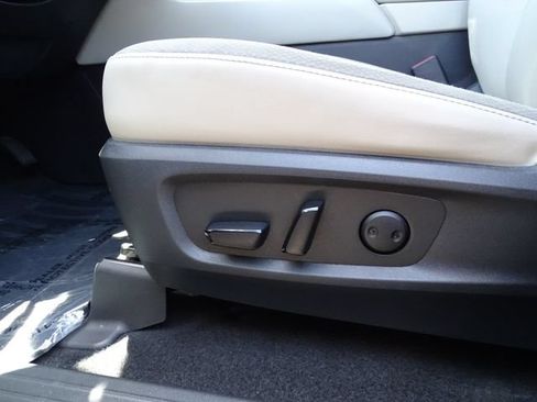 Used 2022 Nissan Pathfinder SL w/ SL Black Package FWD image 23