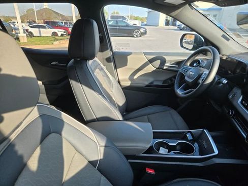 Used 2025 Chevrolet Equinox LT w/ Convenience Package II image 6