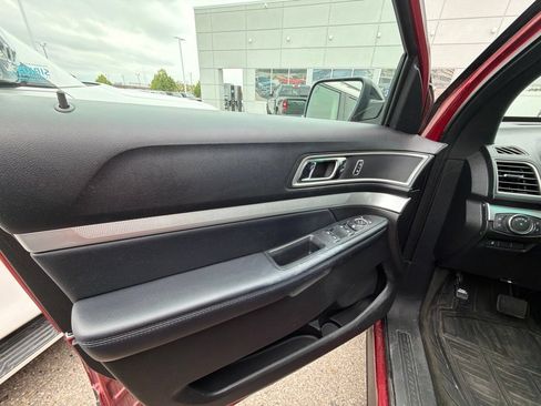 Used 2017 Ford Explorer XLT w/ Equipment Group 201A AWD/4WD image 10