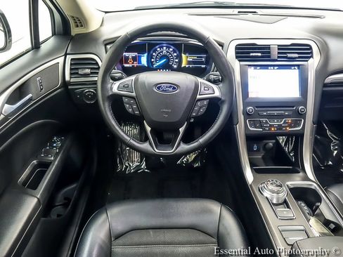 Used 2017 Ford Fusion SE w/ Equipment Group 201A FWD image 15