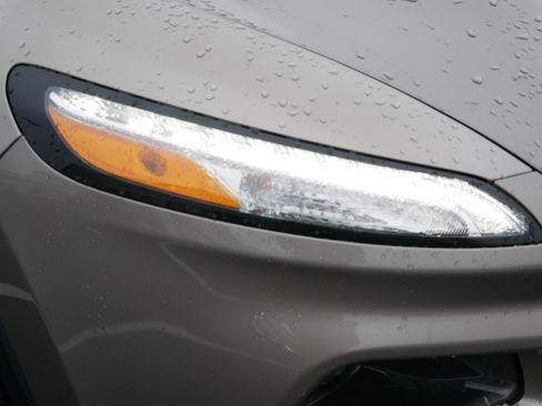 Used 2016 Jeep Cherokee Latitude w/ Cold Weather Group image 16