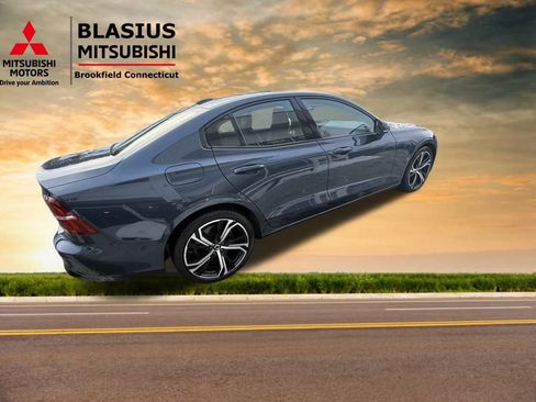 Used 2025 Volvo S60 B5 Core image 11