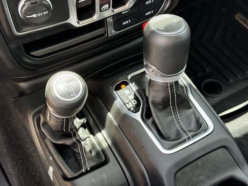 Used 2023 Jeep Wrangler Unlimited Sahara w/ Cold Weather Group AWD/4WD image 21