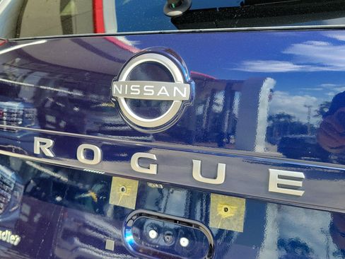 Used 2025 Nissan Rogue SV FWD image 9