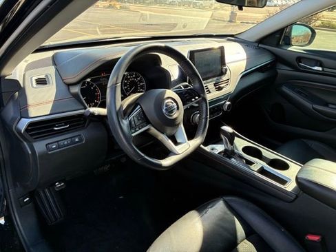 Used 2017 Nissan Maxima Platinum w/ Interior Lighting Package image 12