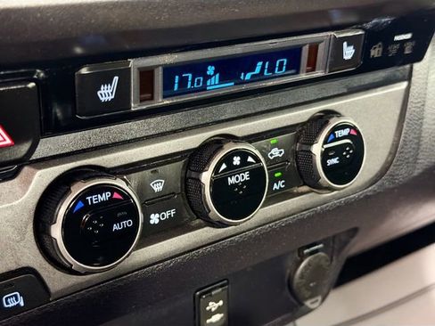 Used 2016 Toyota Tacoma TRD Sport AWD/4WD image 16