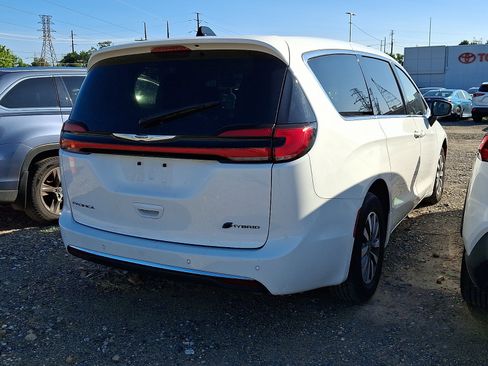 Used 2023 Chrysler Pacifica Touring-L FWD image 4