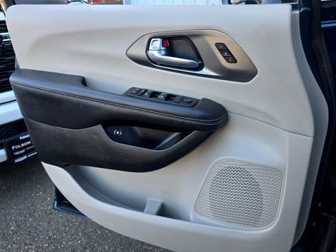 Certified 2024 Chrysler Pacifica Select image 21