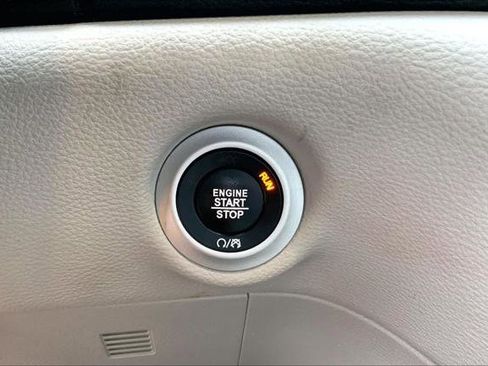 Certified 2019 Chrysler Pacifica Limited image 32