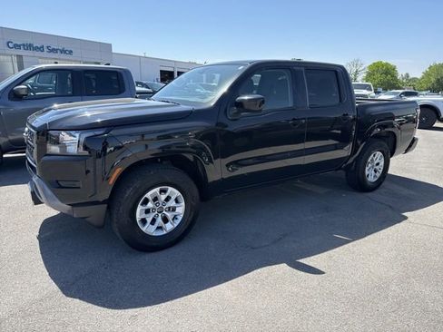 Used 2024 Nissan Frontier SV RWD image 2