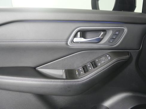 Used 2025 Nissan Rogue Platinum w/ Tech Package FWD image 8