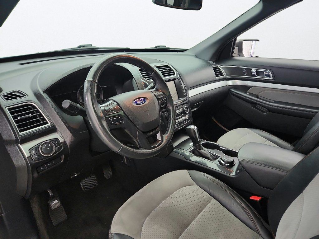 Used 2017 Ford Explorer XLT w/ Equipment Group 202A AWD/4WD image 10