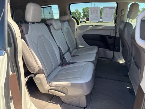 Used 2017 Chrysler Pacifica Touring-L FWD image 20