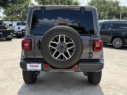 Used 2025 Jeep Wrangler Unlimited Sahara AWD/4WD image 6