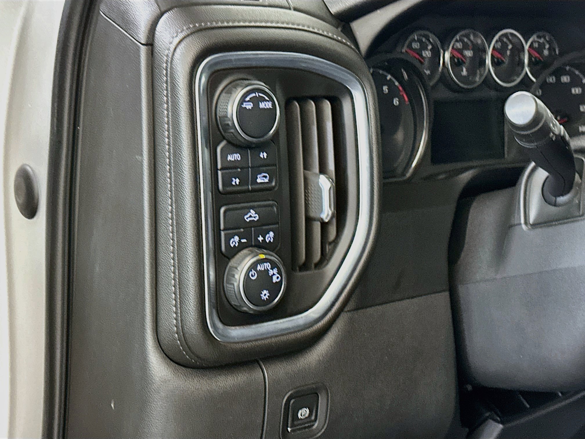 Used 2020 Chevrolet Silverado 1500 LT AWD/4WD image 17