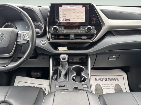 Used 2024 Toyota Highlander XLE AWD/4WD image 19