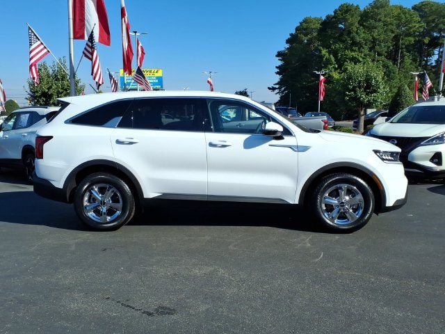 Used 2023 Kia Sorento LX FWD image 2