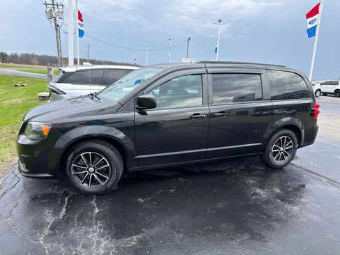 Used 2019 Dodge Grand Caravan SE image 2