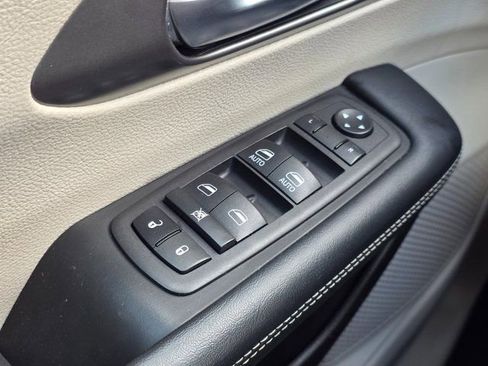 Used 2023 Chrysler Pacifica Touring-L FWD image 28