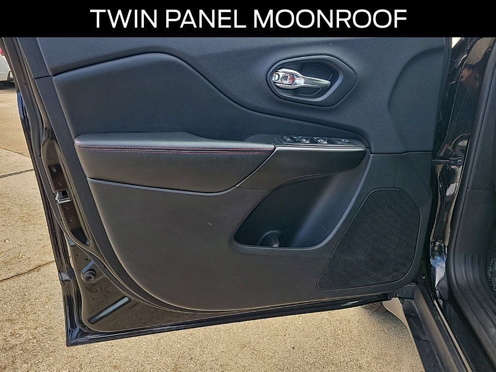 Used 2019 Jeep Cherokee Trailhawk w/ Comfort/Convenience Group AWD/4WD image 21