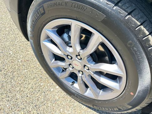 Used 2024 GMC Terrain SLT image 30