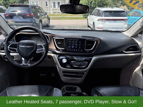 Used 2017 Chrysler Pacifica Touring-L FWD image 19