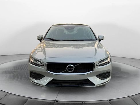 Used 2021 Volvo S60 T5 Momentum image 2