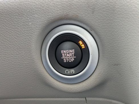 Used 2024 Chrysler Pacifica Touring-L image 14