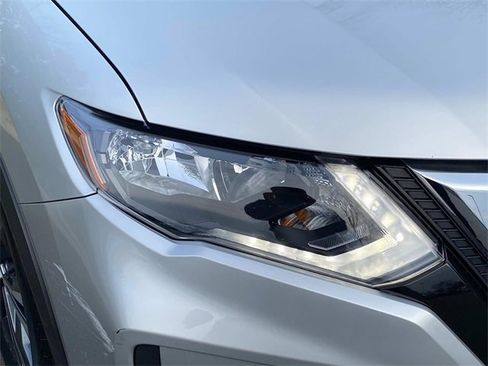Used 2019 Nissan Rogue SV w/ Premium Package image 4