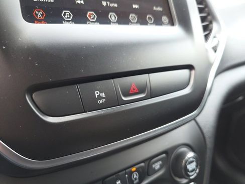 Used 2020 Jeep Cherokee Latitude Plus w/ Cold Weather Group image 27