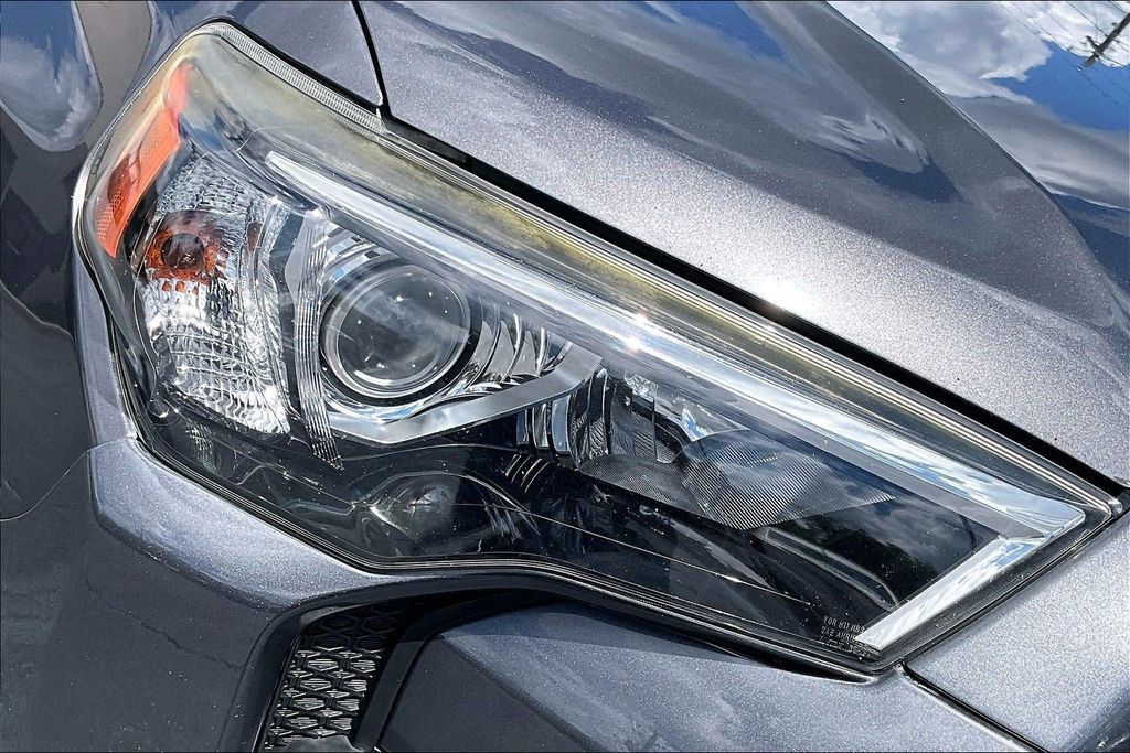 Used 2018 Toyota 4Runner SR5 Premium AWD/4WD image 31
