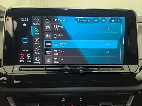 Used 2025 Volkswagen Atlas Cross Sport SE FWD image 33