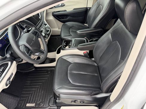 Used 2022 Chrysler Pacifica Touring-L FWD image 8