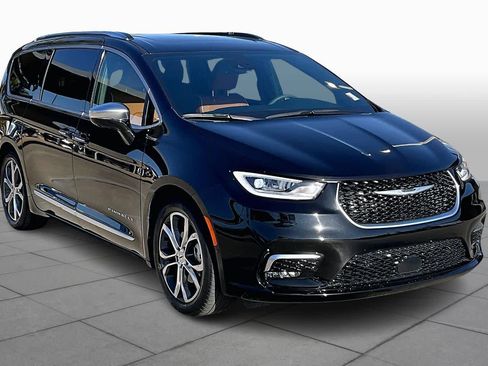 Used 2024 Chrysler Pacifica Pinnacle image 2