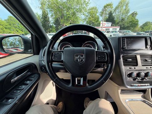 Used 2017 Dodge Grand Caravan SXT image 19