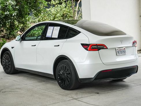 Used 2023 Tesla Model Y Long Range AWD/4WD image 4