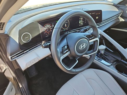 Used 2025 Hyundai Elantra Limited image 14